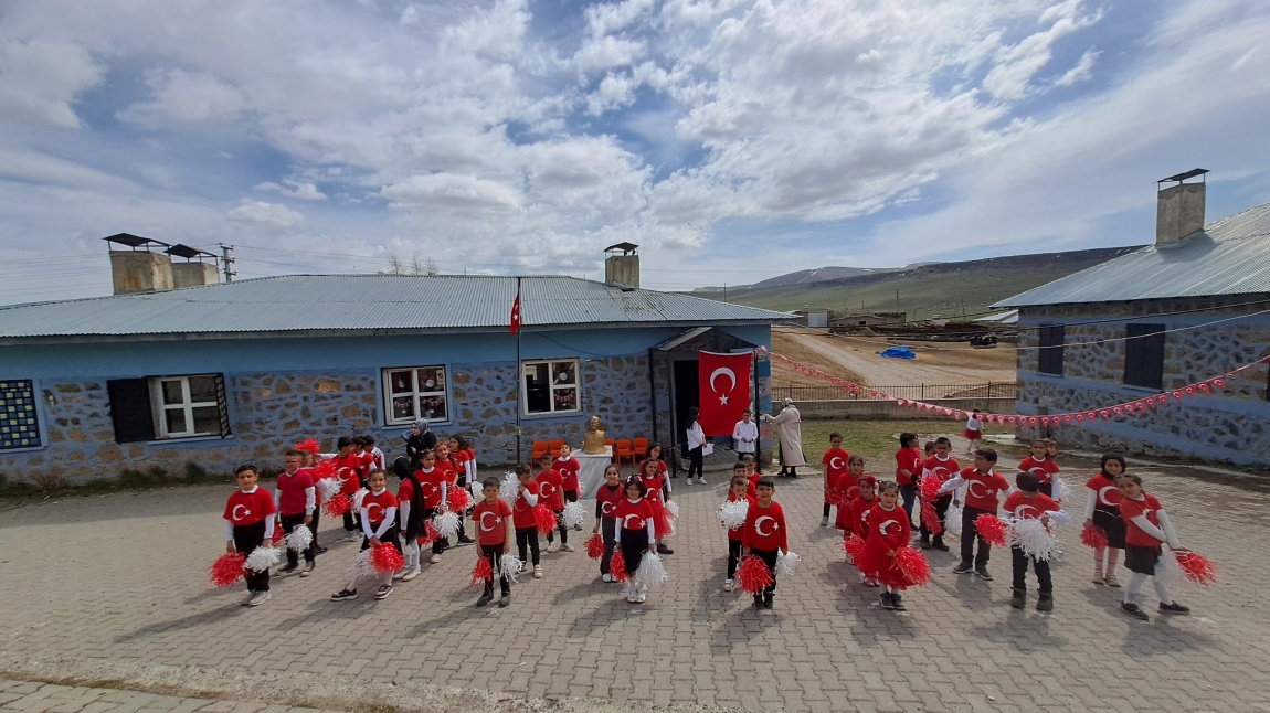 OKULUMUZDA 23 NİSAN ULUSAL EGEMENLİK VE ÇOCUK BAYRAMI NEŞEYLE KUTLANDI